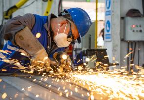 江苏南通：工人生产储能配套产品