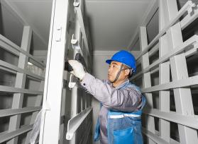 江苏南通：工人生产储能配套产品