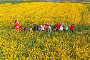 安徽无为：乡村儿童走进油菜花田感受春日