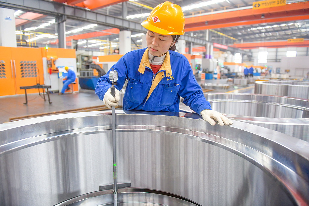 河南洛阳：工人在车间内检测产品