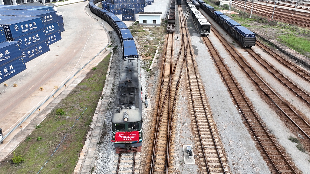 海南自贸港封关后首趟铁路定制化班列开行