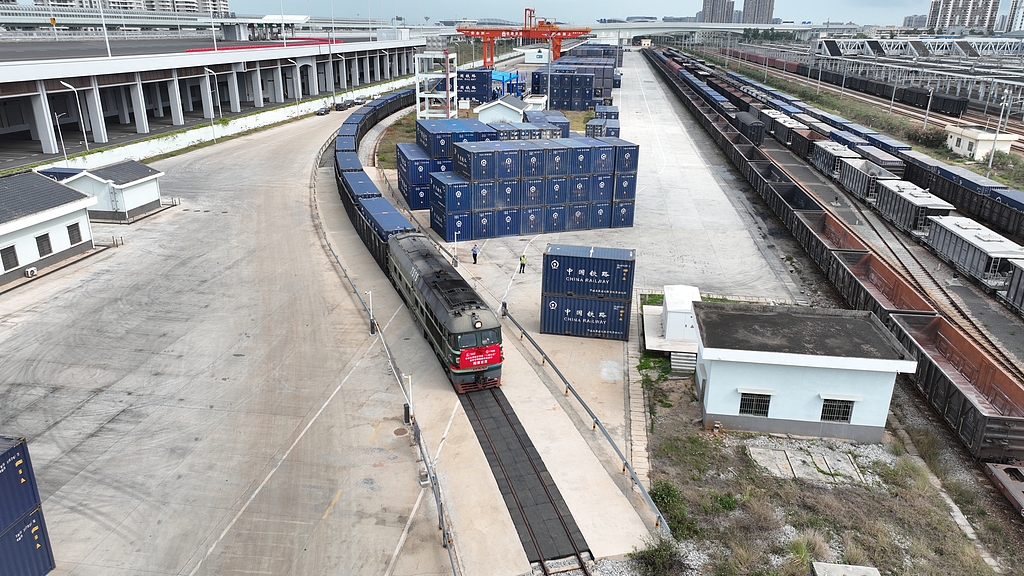 海南自贸港封关后首趟铁路定制化班列开行