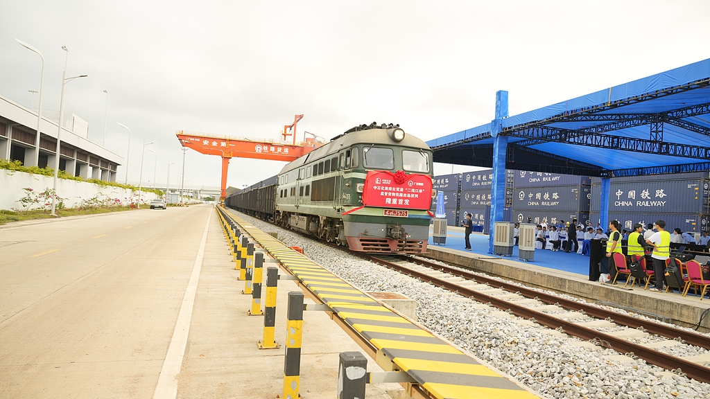 海南自贸港封关后首趟铁路定制化班列开行