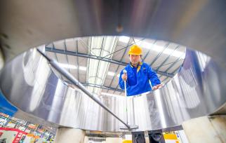 河南洛阳：工人在车间内检测产品