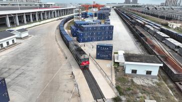 海南自贸港封关后首趟铁路定制化班列开行