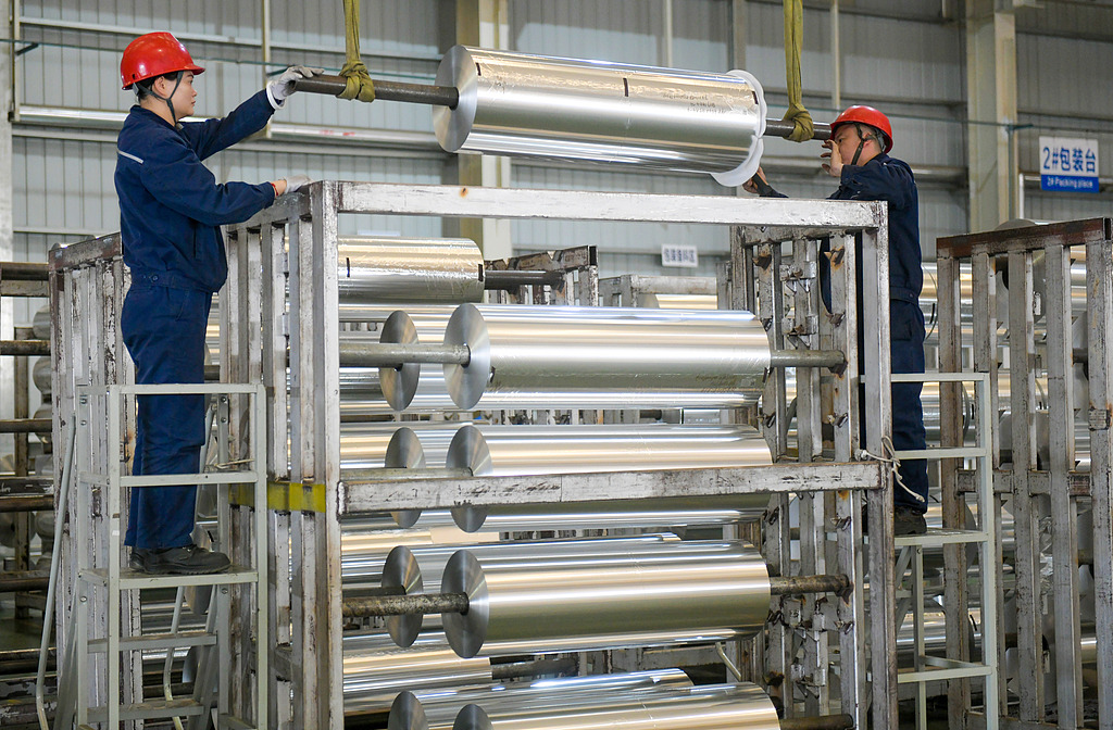 河南洛阳：工人生产动力电池软包铝箔