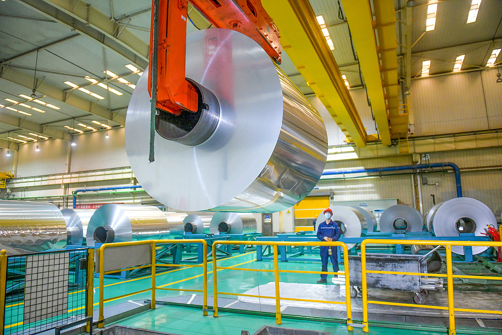 河南洛阳：工人生产动力电池软包铝箔