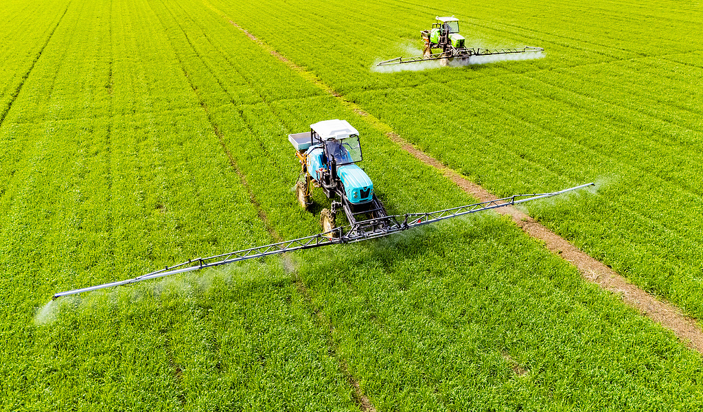 江苏南通：农民驾驶植保机管护麦田