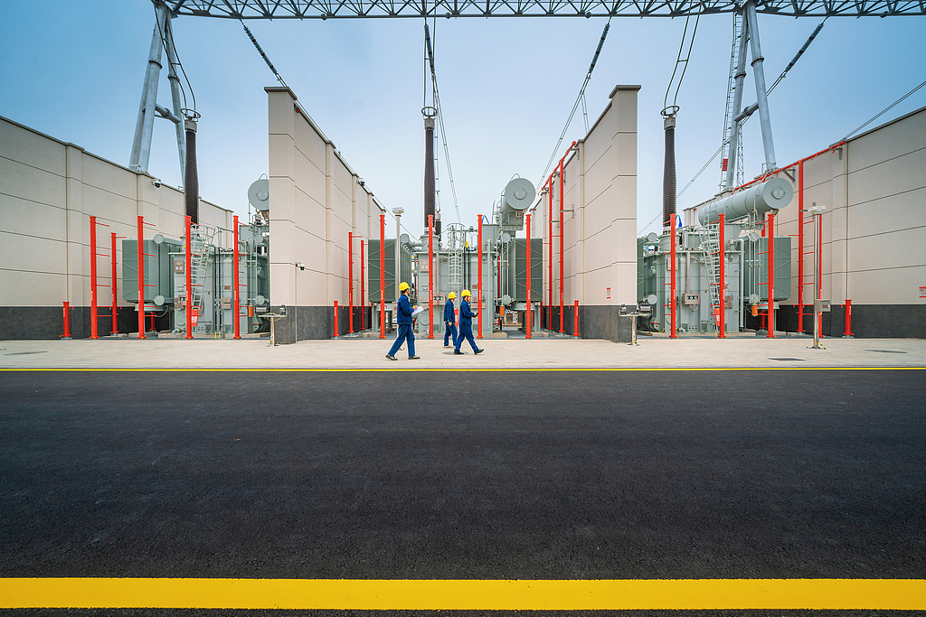 安徽马鞍山：工作人员在变电站巡查