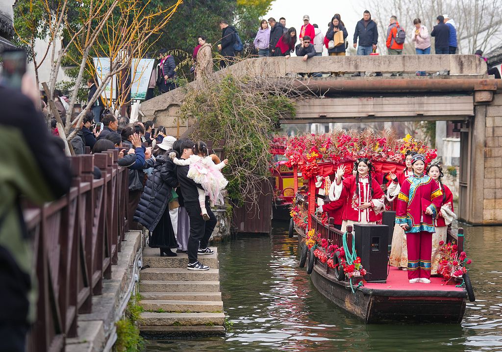 浙江湖州：南浔古镇迎来春日客流高峰