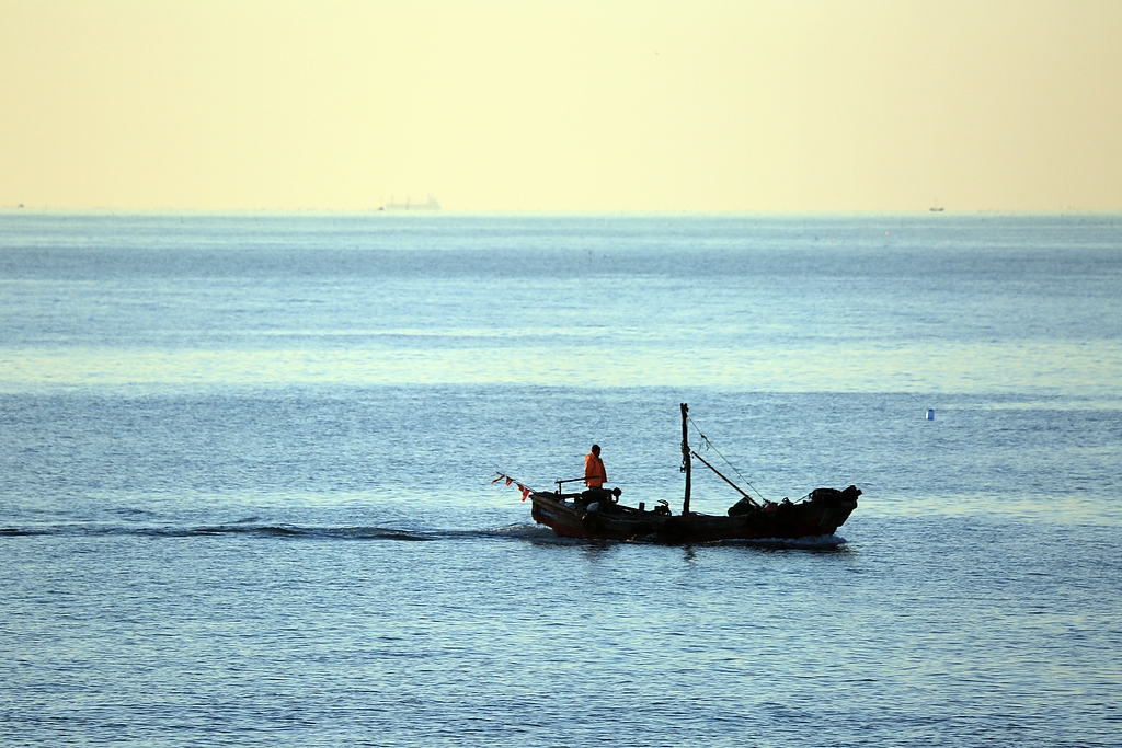 山东日照：渔民伴朝阳出海捕捞