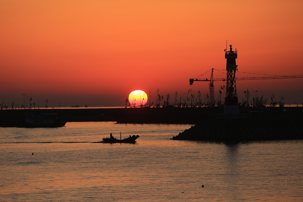 山东日照：渔民伴朝阳出海捕捞