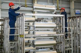 河南洛阳：工人生产动力电池软包铝箔