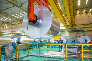 河南洛阳：工人生产动力电池软包铝箔