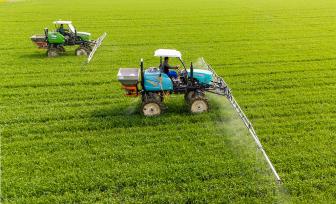 江苏南通：农民驾驶植保机管护麦田