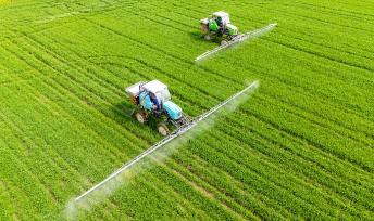 江苏南通：农民驾驶植保机管护麦田