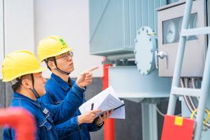 安徽马鞍山：工作人员在变电站巡查