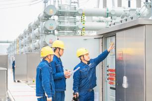 安徽马鞍山：工作人员在变电站巡查