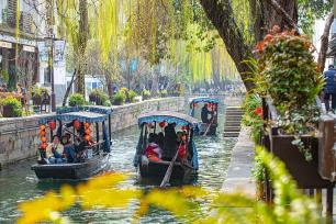 浙江湖州：南浔古镇迎来春日客流高峰