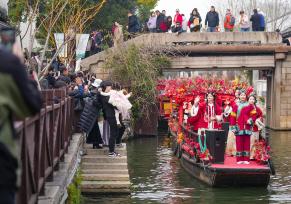 浙江湖州：南浔古镇迎来春日客流高峰