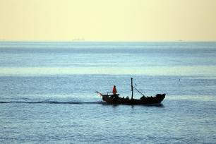 山东日照：渔民伴朝阳出海捕捞