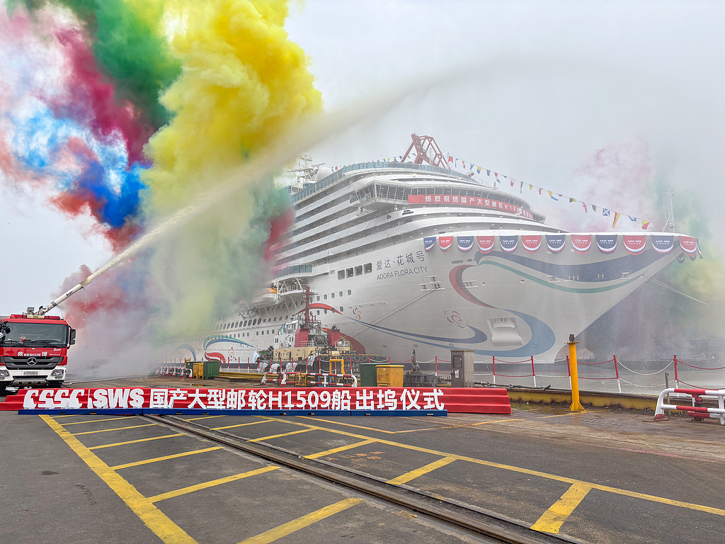 第二艘国产大型邮轮“爱达·花城号”出坞