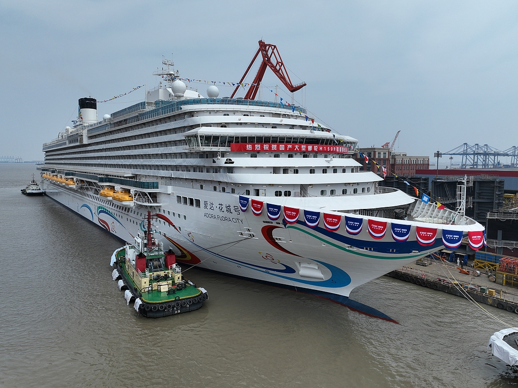 第二艘国产大型邮轮“爱达·花城号”出坞