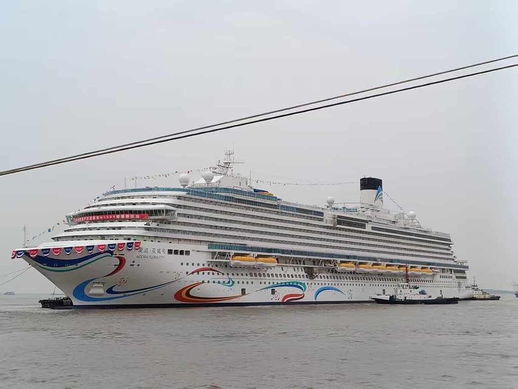 第二艘国产大型邮轮“爱达·花城号”出坞