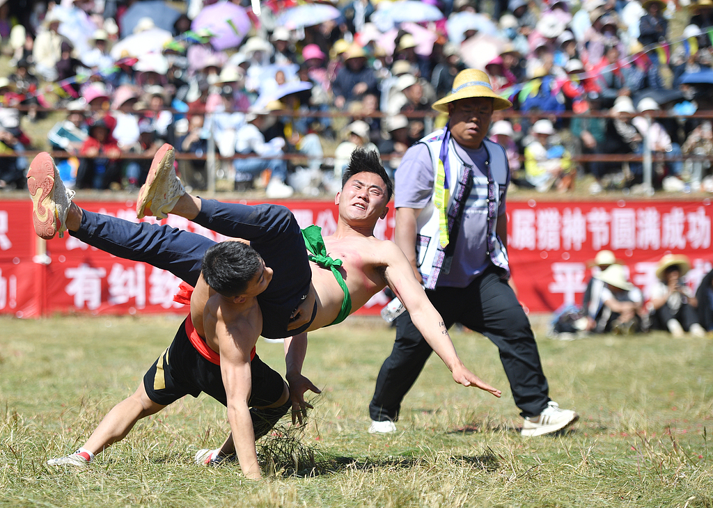 昆明九乡猎神节吸引游客感受千年民俗