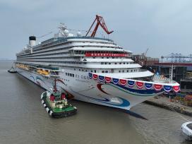 第二艘国产大型邮轮“爱达·花城号”出坞