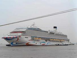 第二艘国产大型邮轮“爱达·花城号”出坞