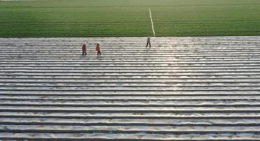 河南安阳：农民抢抓农时开展春耕作业