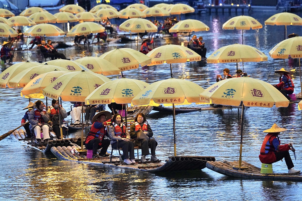 广西阳朔非遗“金龙巡游”亮相北京亮马河