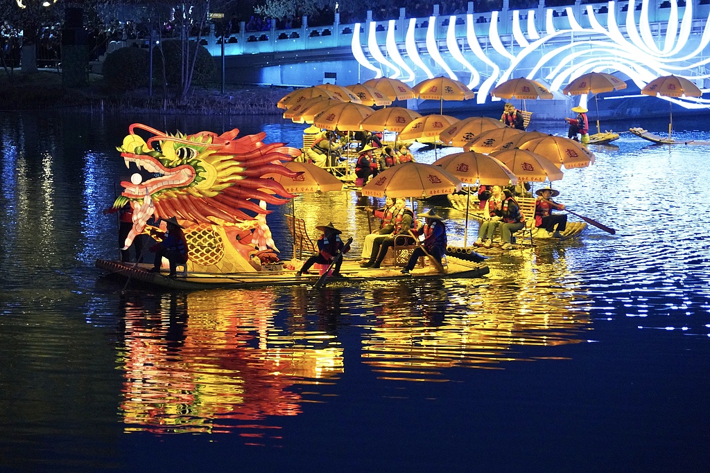 广西阳朔非遗“金龙巡游”亮相北京亮马河