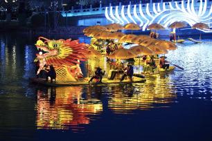 广西阳朔非遗“金龙巡游”亮相北京亮马河