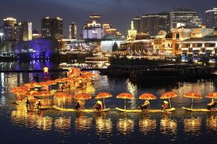 广西阳朔非遗“金龙巡游”亮相北京亮马河