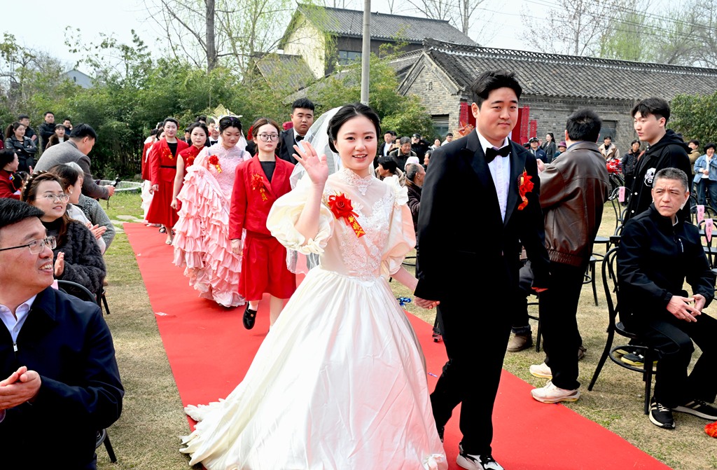 安徽亳州：复古集体婚礼倡导文明新风