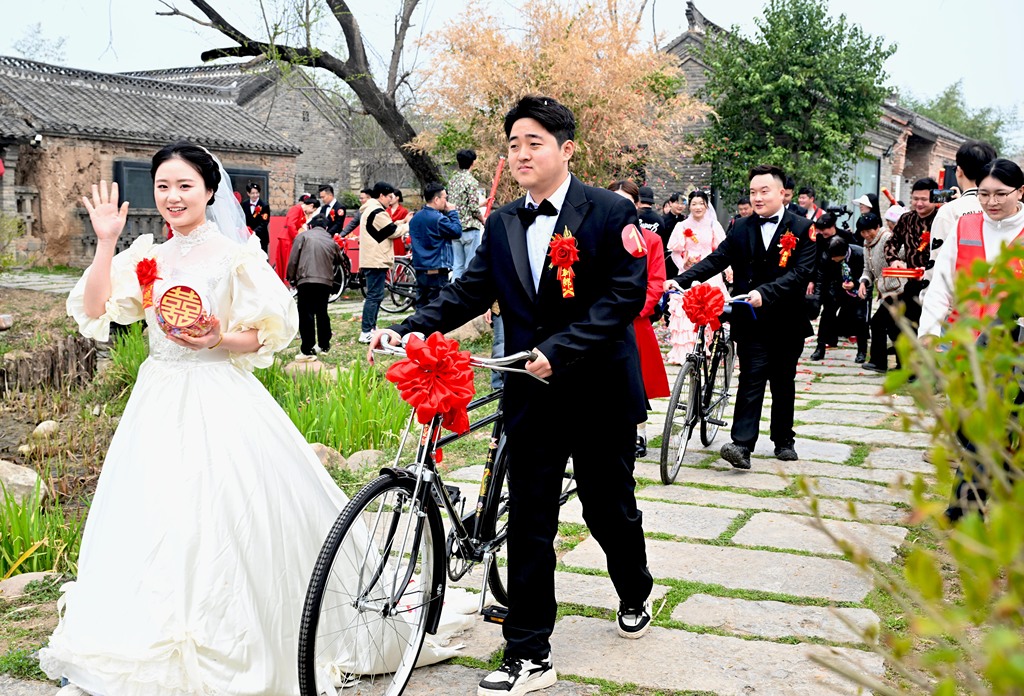 安徽亳州：复古集体婚礼倡导文明新风