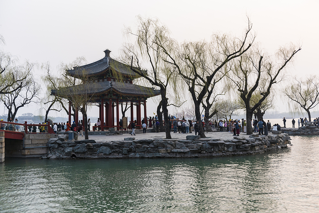 北京：颐和园春意盎然游人如织