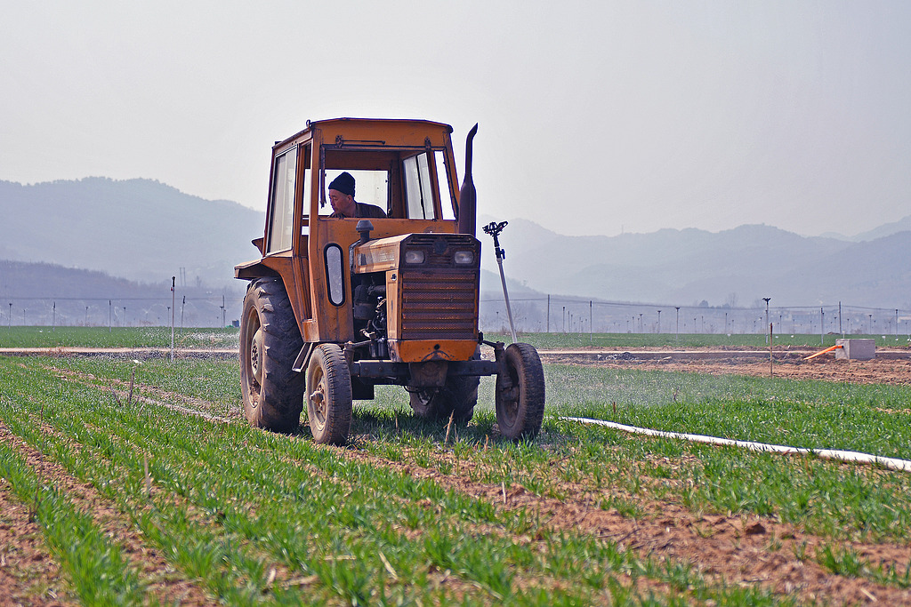 山东烟台：农民抢抓农时开展春耕
