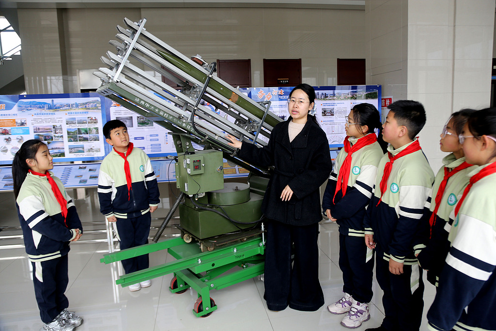 江苏连云港：学生观摩监测设备 学习气象知识