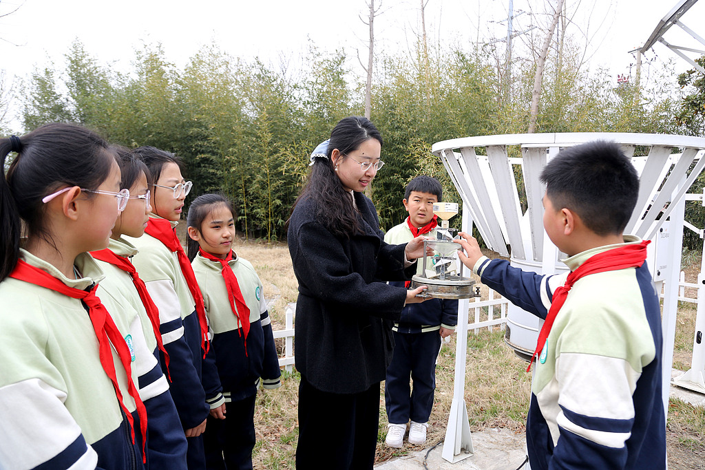 江苏连云港：学生观摩监测设备 学习气象知识