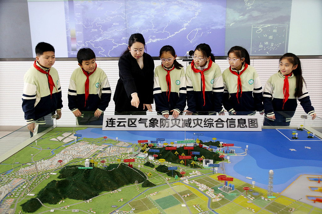 江苏连云港：学生观摩监测设备 学习气象知识