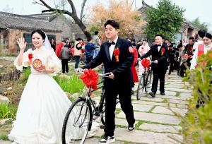 安徽亳州：复古集体婚礼倡导文明新风