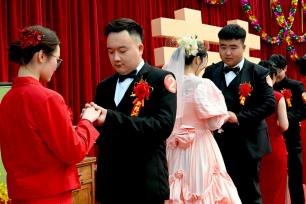 安徽亳州：复古集体婚礼倡导文明新风