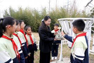 江苏连云港：学生观摩监测设备 学习气象知识