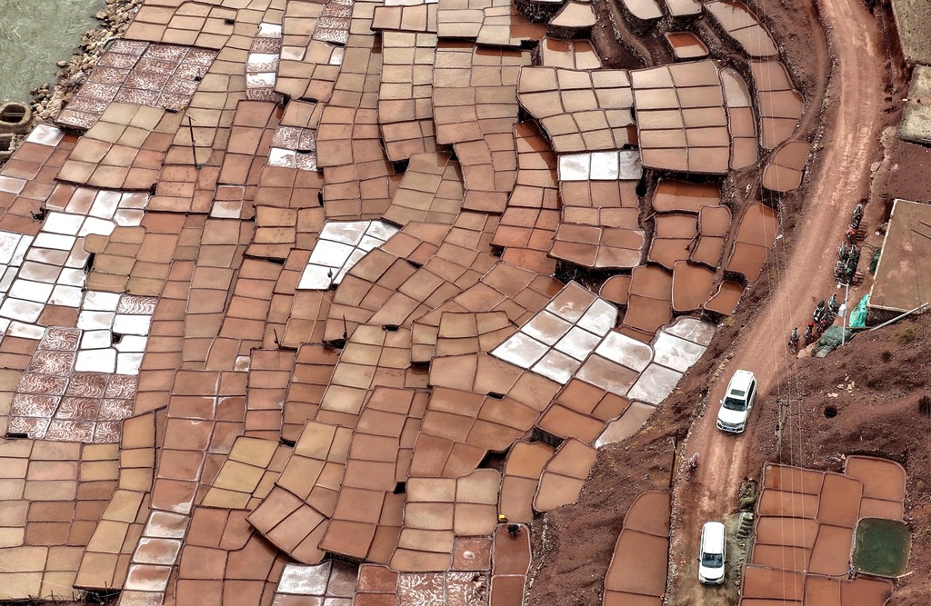 西藏昌都：古盐田错落分布如艺术画卷