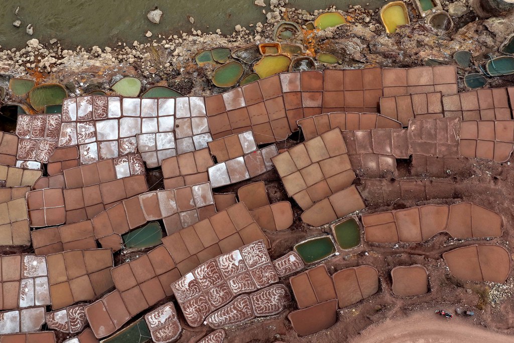 西藏昌都：古盐田错落分布如艺术画卷