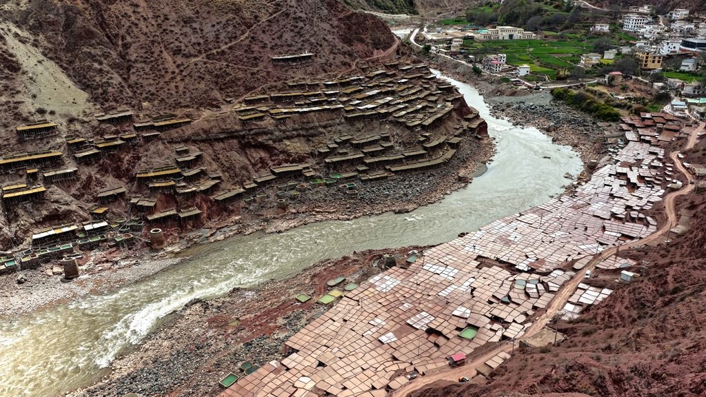 西藏昌都：古盐田错落分布如艺术画卷