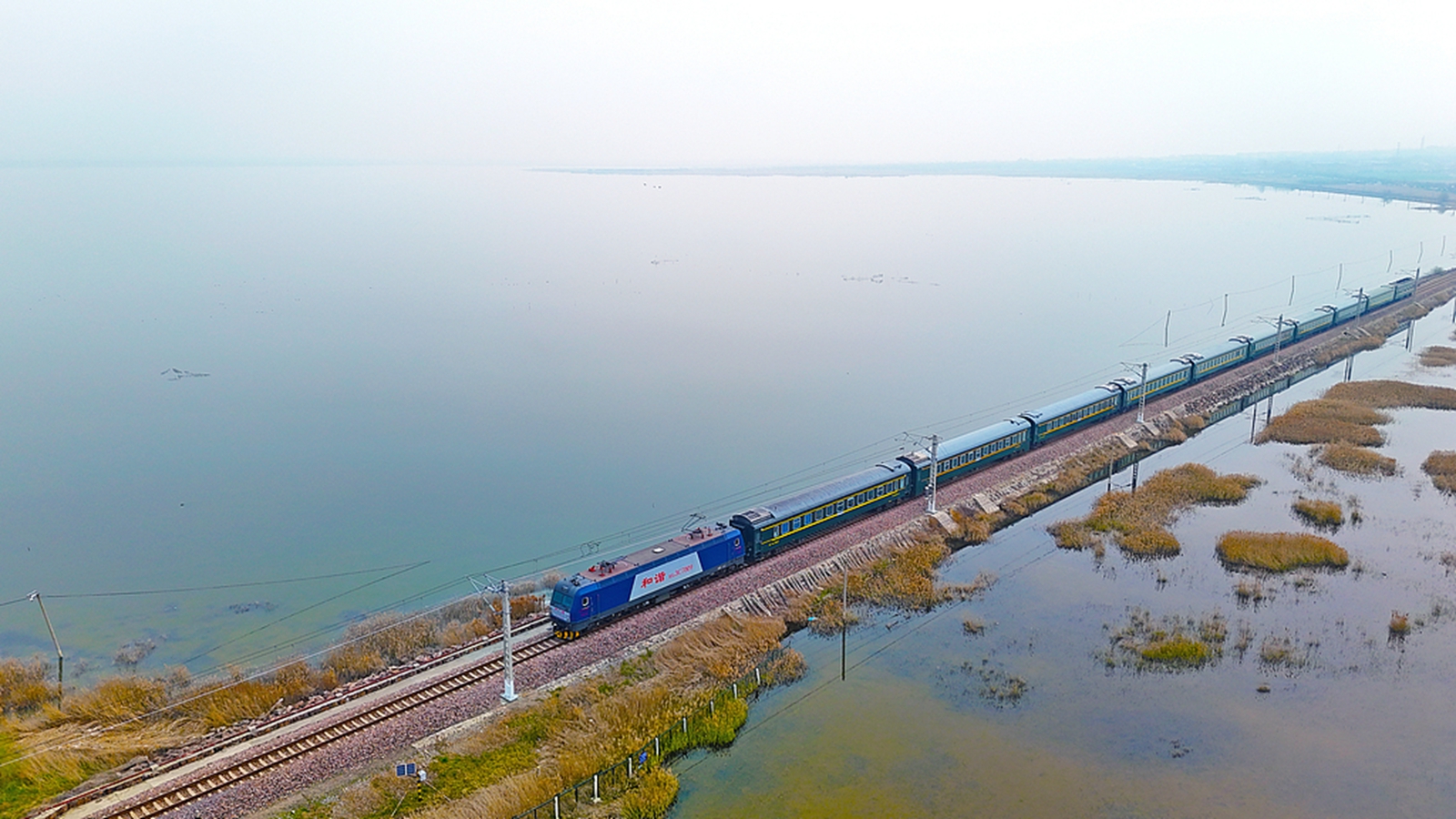 山西运城：南同蒲铁路硝池滩现“水上列车”